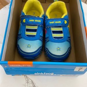 Pinkfong Baby Shark light up sneaker